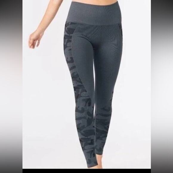 ZYIA Active Black Gray Camo Seamless Leggings - Picture 6 of 6